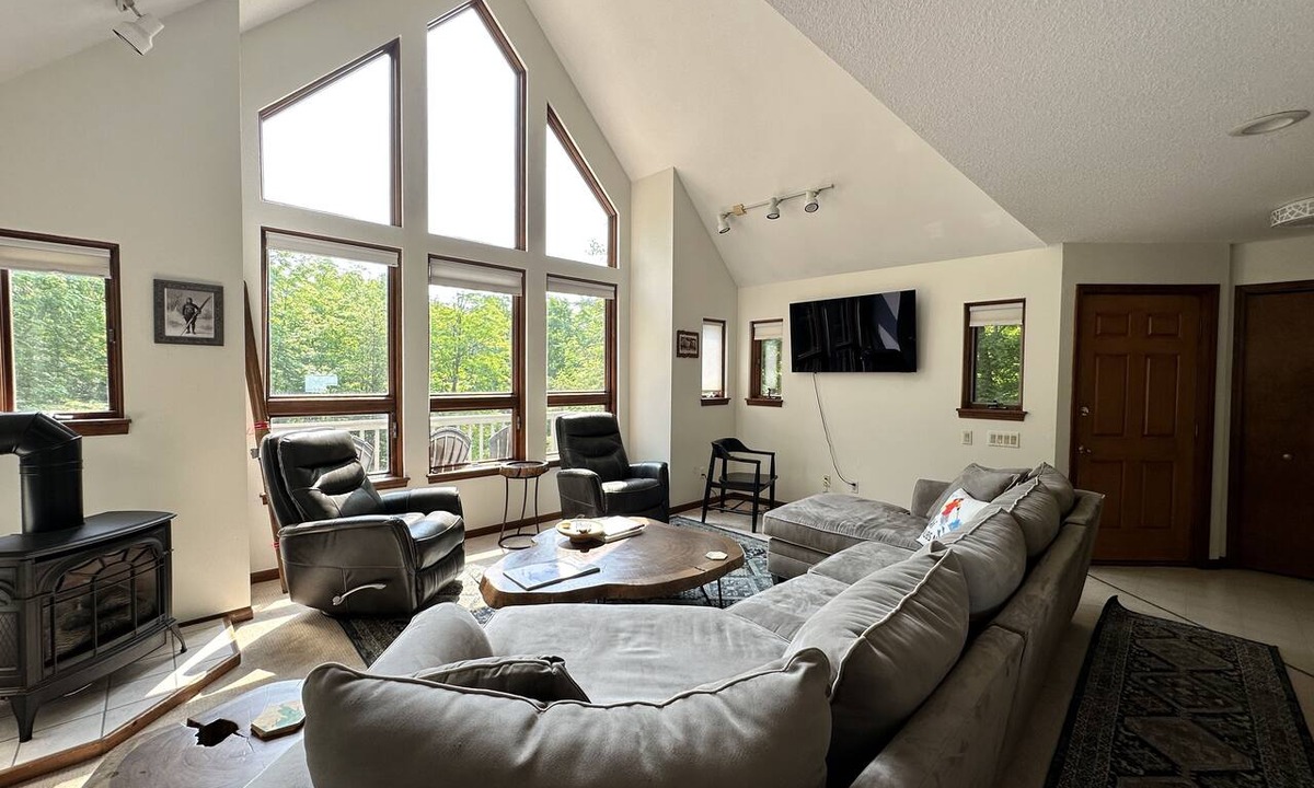 Harbor Springs House | BlueDoor Chalet 0.4 Mi to Nubs Nob, Near The Highlands, Small Dog Friendly