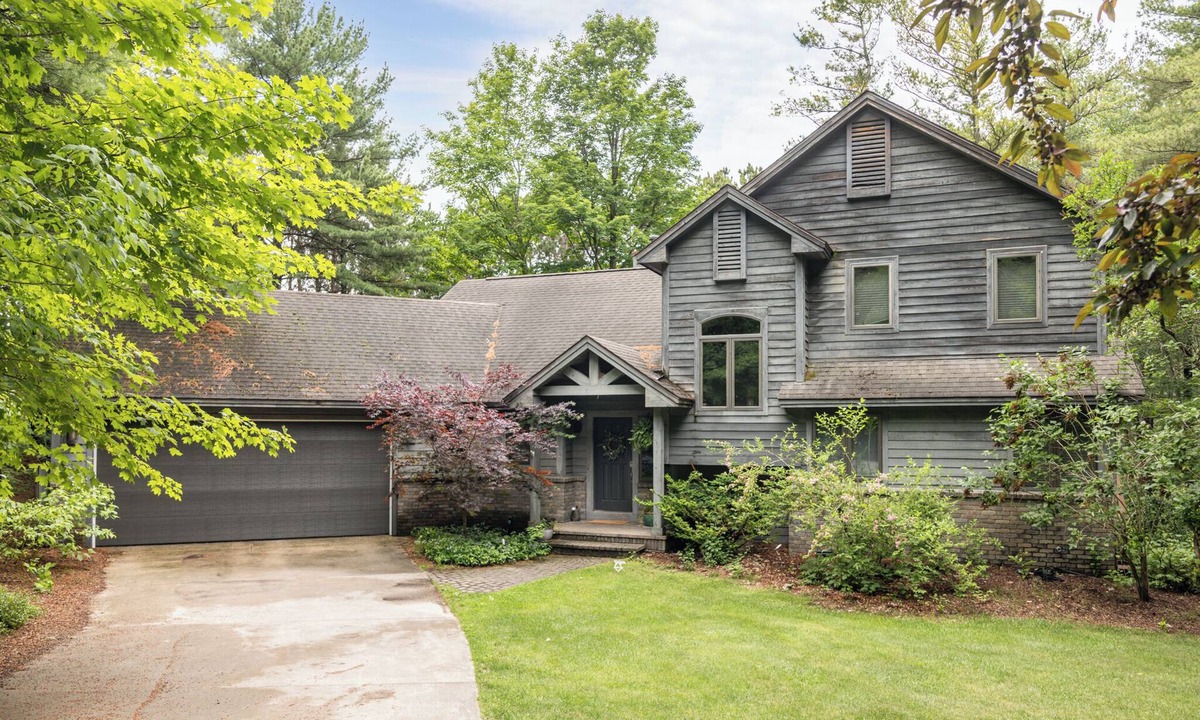 Suttons Bay House | BOOK YOUR SUMMER 2026/2027 UP-NORTH RETREAT NOW