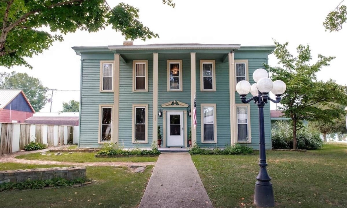 Elizabethtown House | Boutique home, Shawnee Forest, close to the river