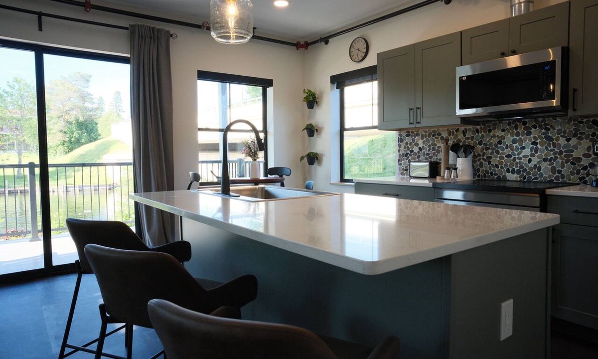 Indian River Condo | Brand New 3BR River Condo w/Large Terrace