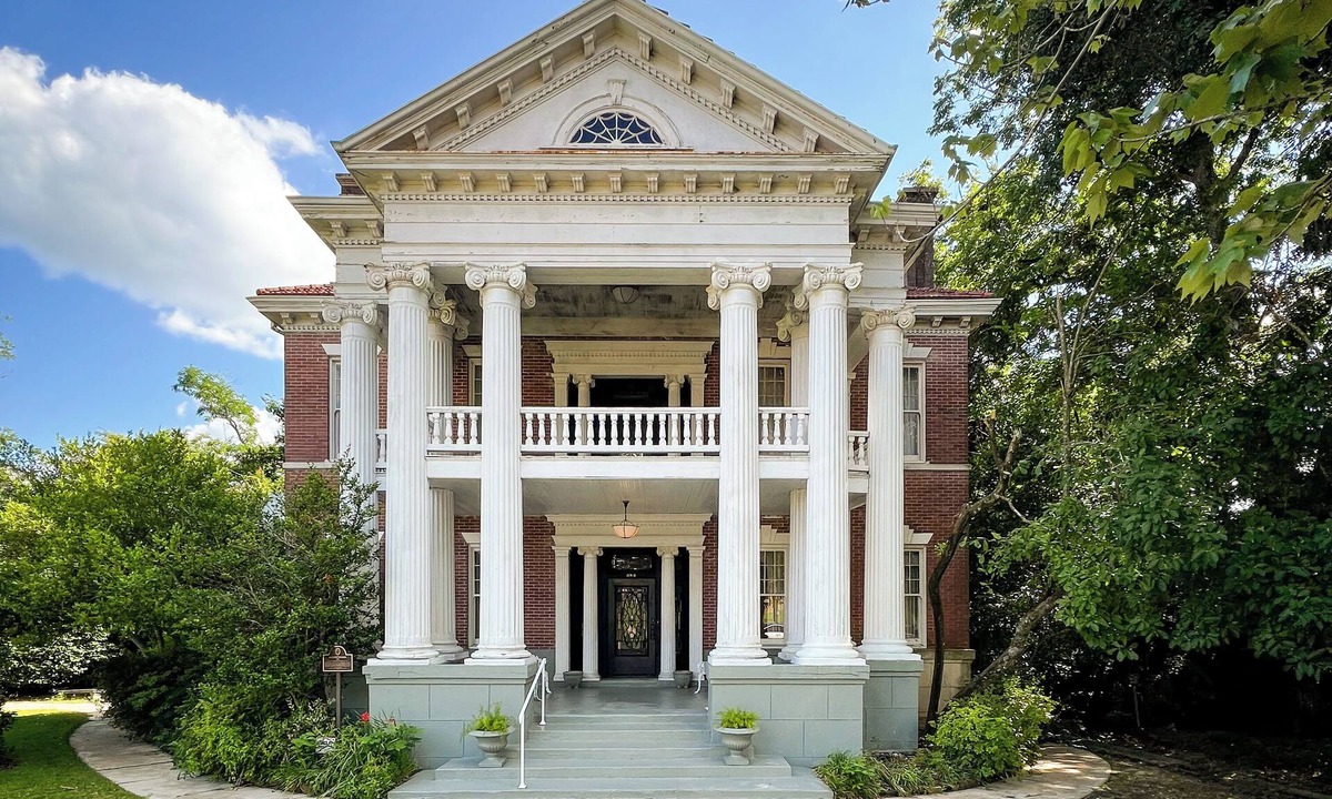 McComb House | Brentwood 1912 Historic Mansion First Floor in Downtown McComb, Mississippi