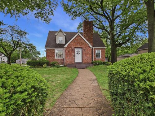 Edwardsville House | Brick B&B - 3Bed 2Full Bath! Downtown Edwardsville