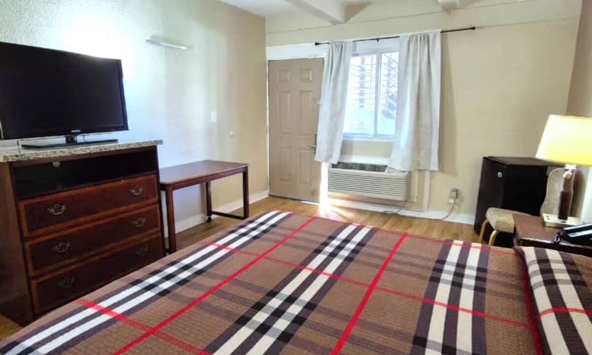 Ashburn Hotel | Budget-Friendly King Room Perfect for a Relaxing Getaway near Soldier Field