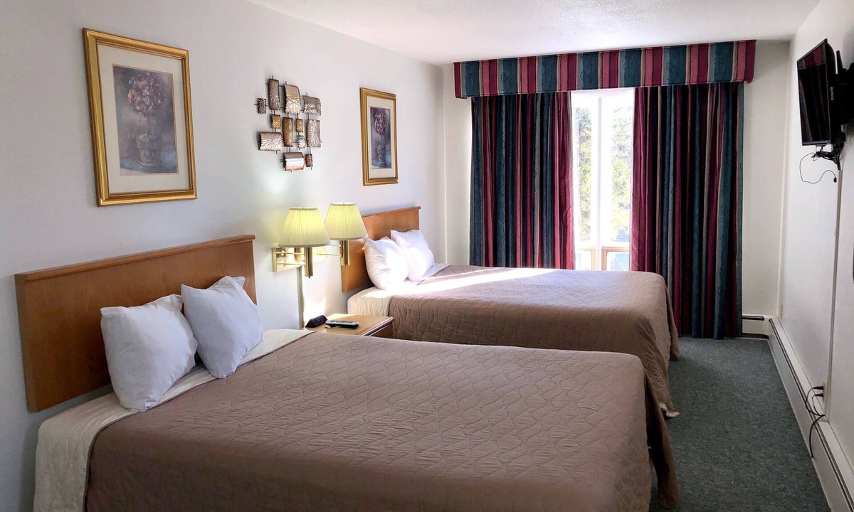 Ironwood Hotel | Budget Host Cloverland Motel