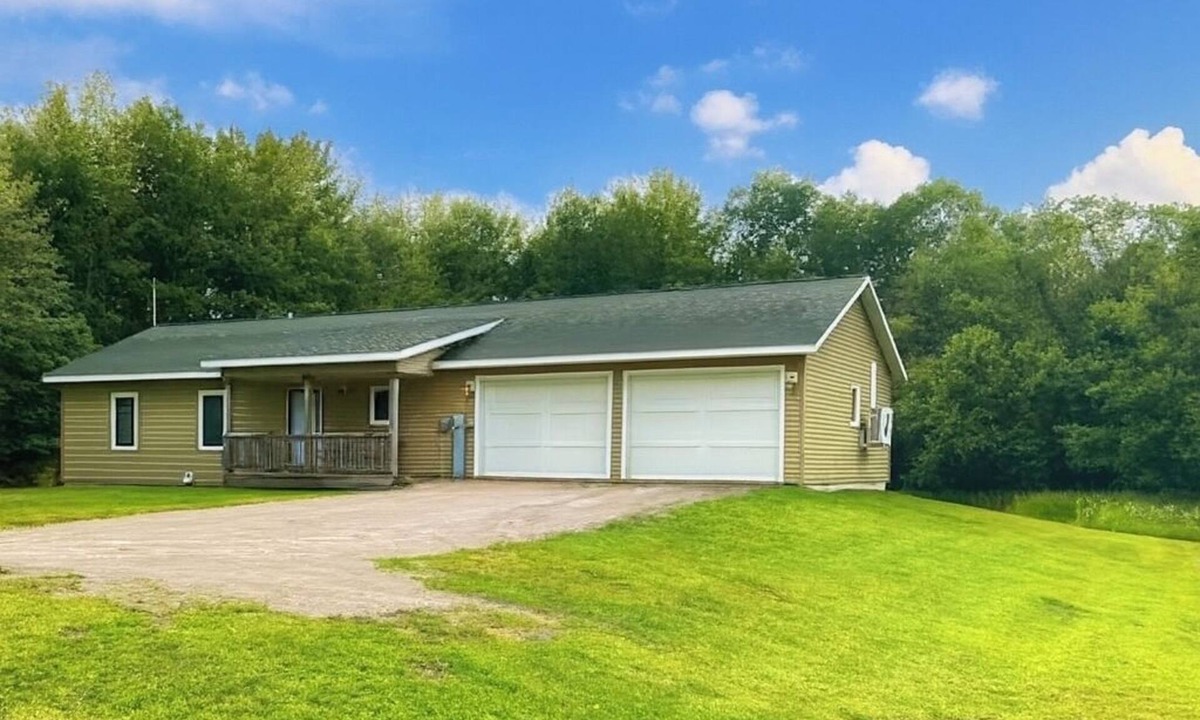 Shingleton Cottage | Cabin Near Pictured Rocks, Sleeps 8, 20 Min to Munising