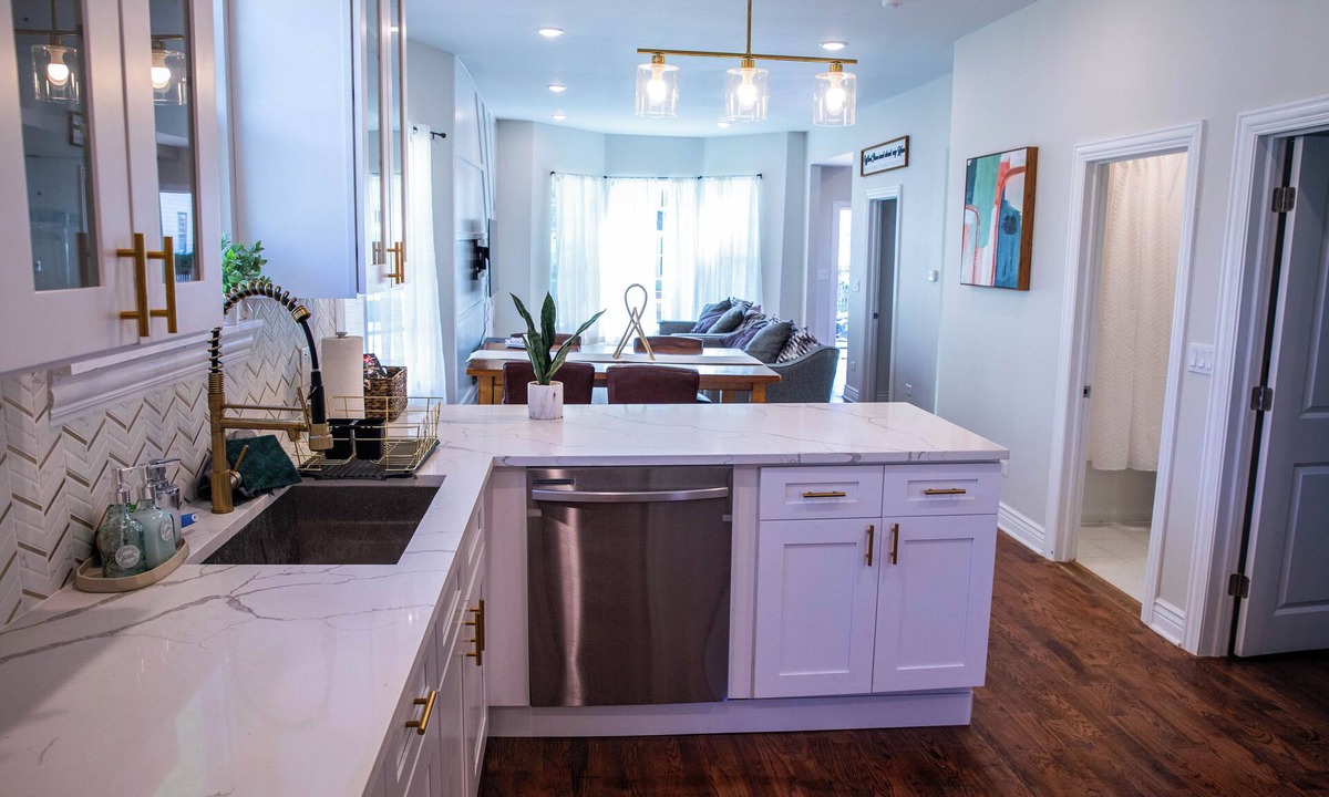 Brookfield House | Casa Brookfield - Hot Tub, BBQ, Sleeps 14 Near Chicago