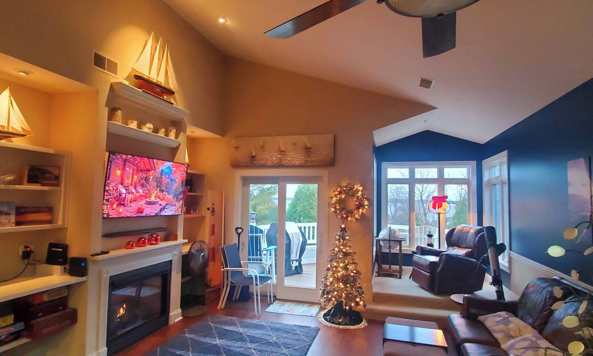 Charlevoix Condo | CHARLEVOIX HOME* LUXURY BEDS/JACUZZI*LEO/MIL/EMS disc