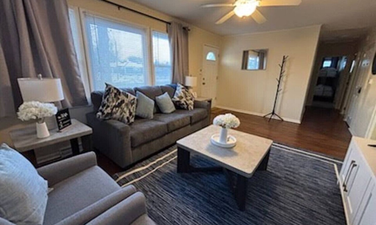 Waukegan House | Charming 3 bed 1 story Home near Naval Base!