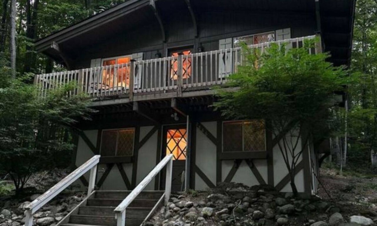 Bellaire Ski Chalet | Charming 3-bedrm chalet in beautiful Bellaire Close to Torch Lake -golf courses