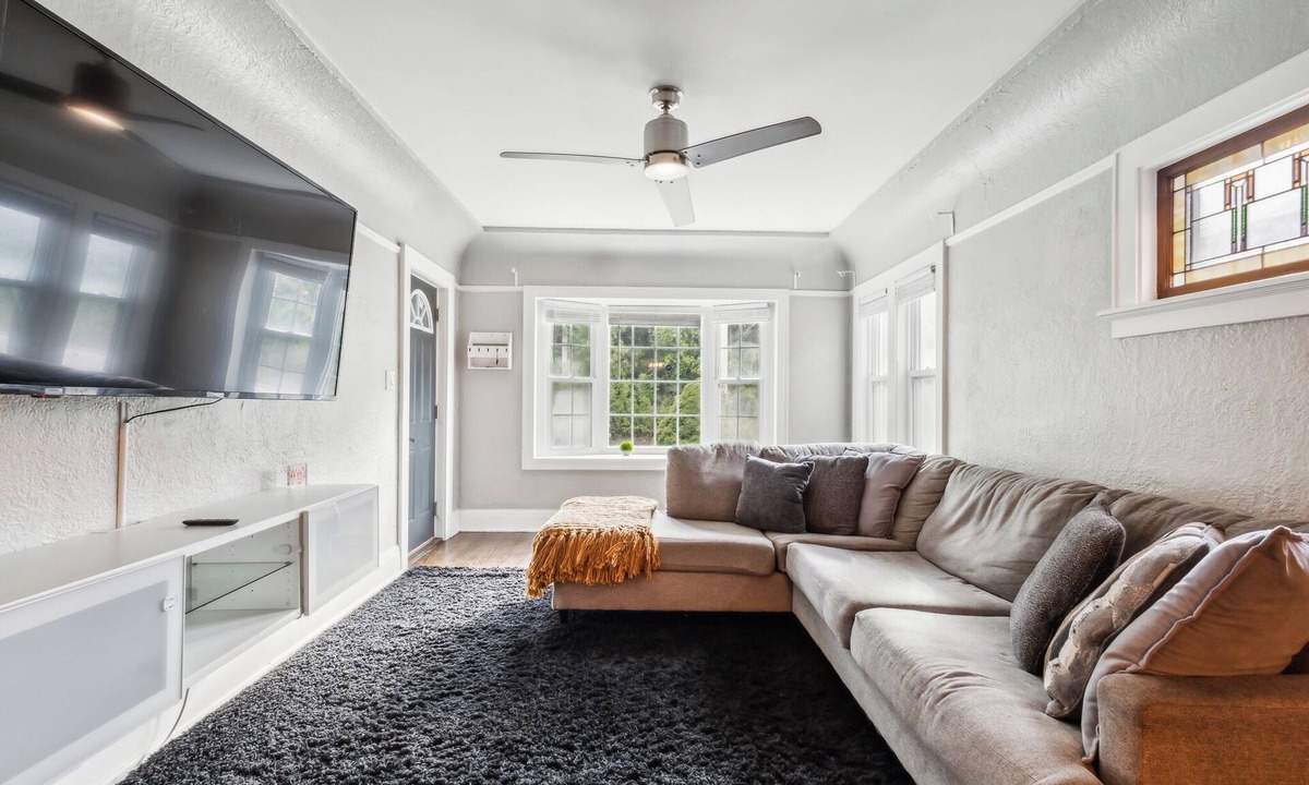 Bay View House | Charming 3-bedroom house in delightful Milwaukee with AC, WiFi