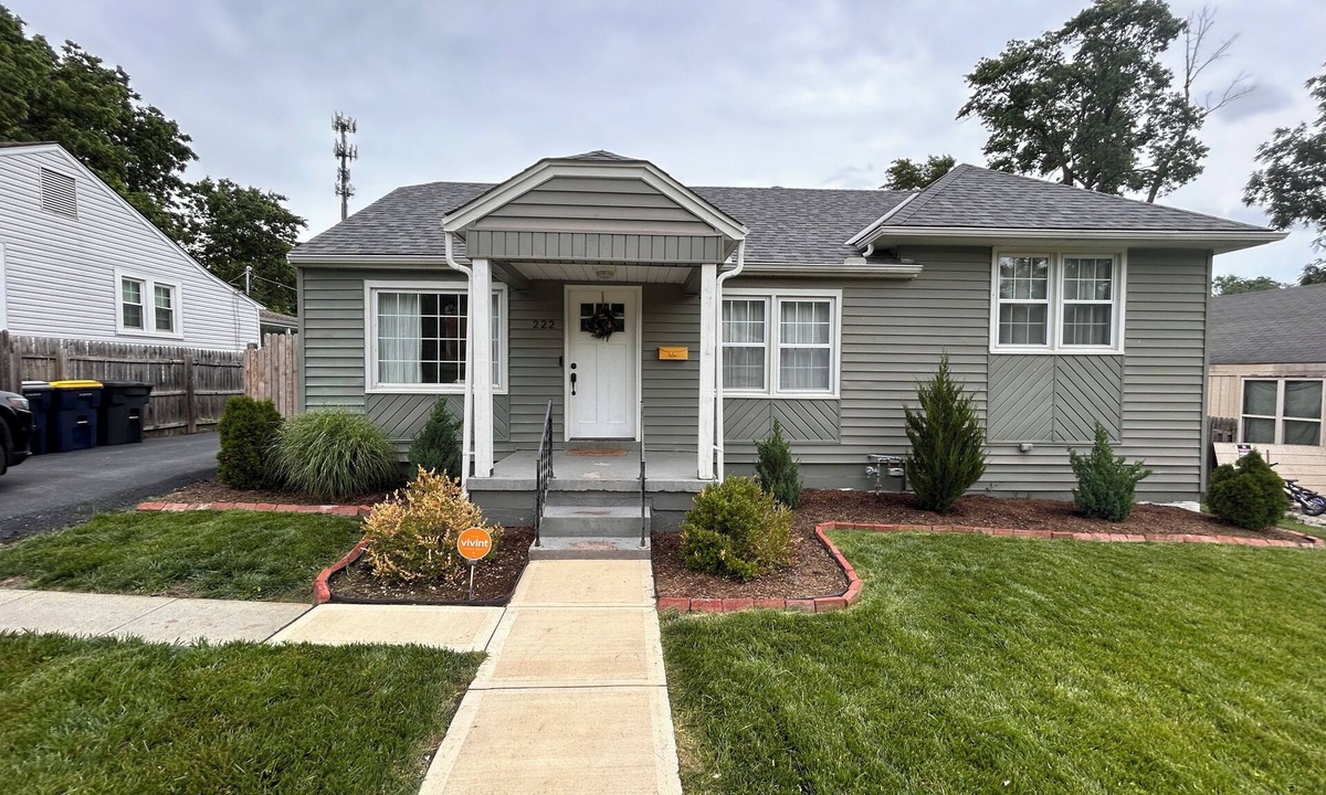 South Kansas City House | Charming 3-bedroom house with great backyard in Kansas City
