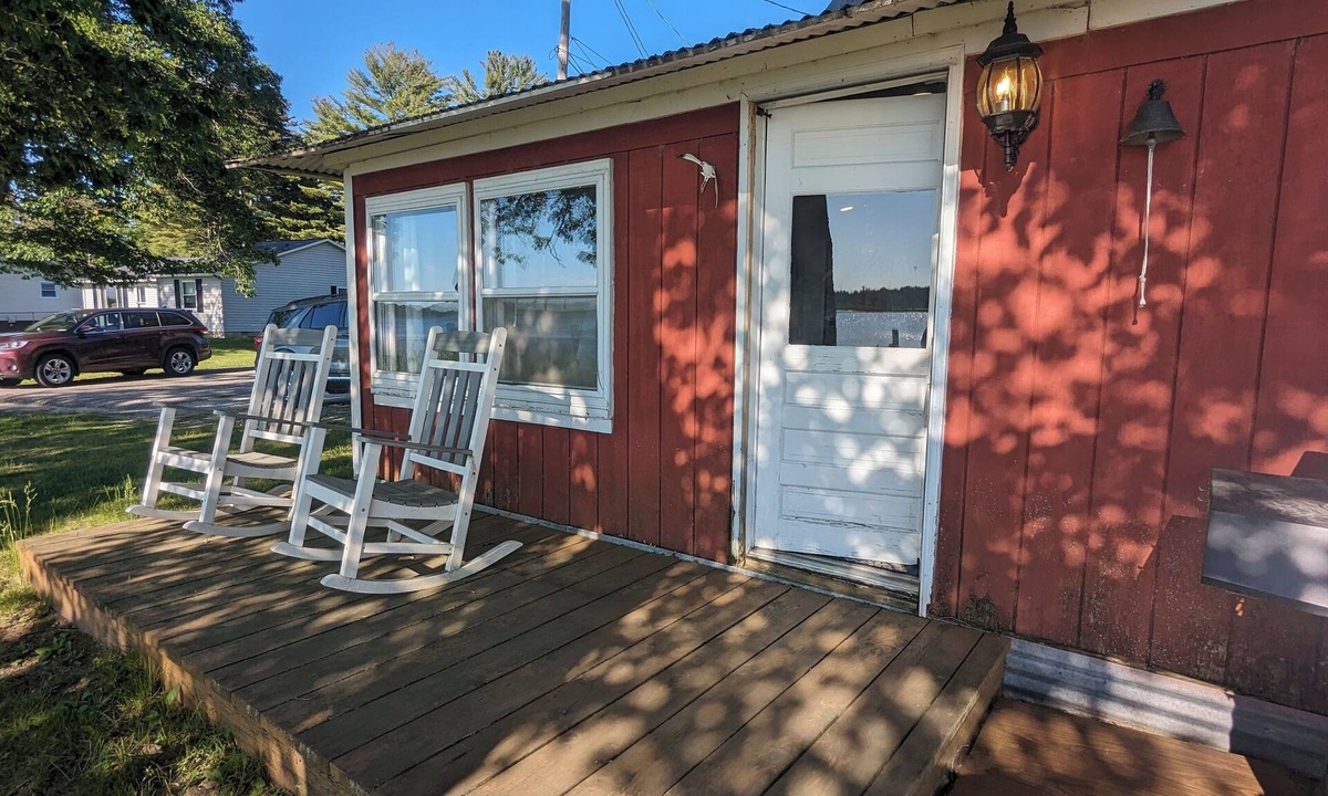 Tawas City Cottage | Charming 4-bedroom cottage ON Tawas Lake Pet, kid-friendly. Great Bird watching!