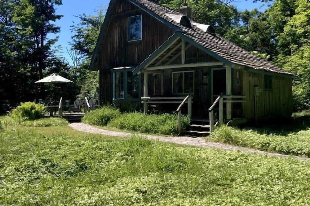 Harbor Springs Cabin | Charming and Secluded Log Cabin Rental on Small Farm near Lake Michigan