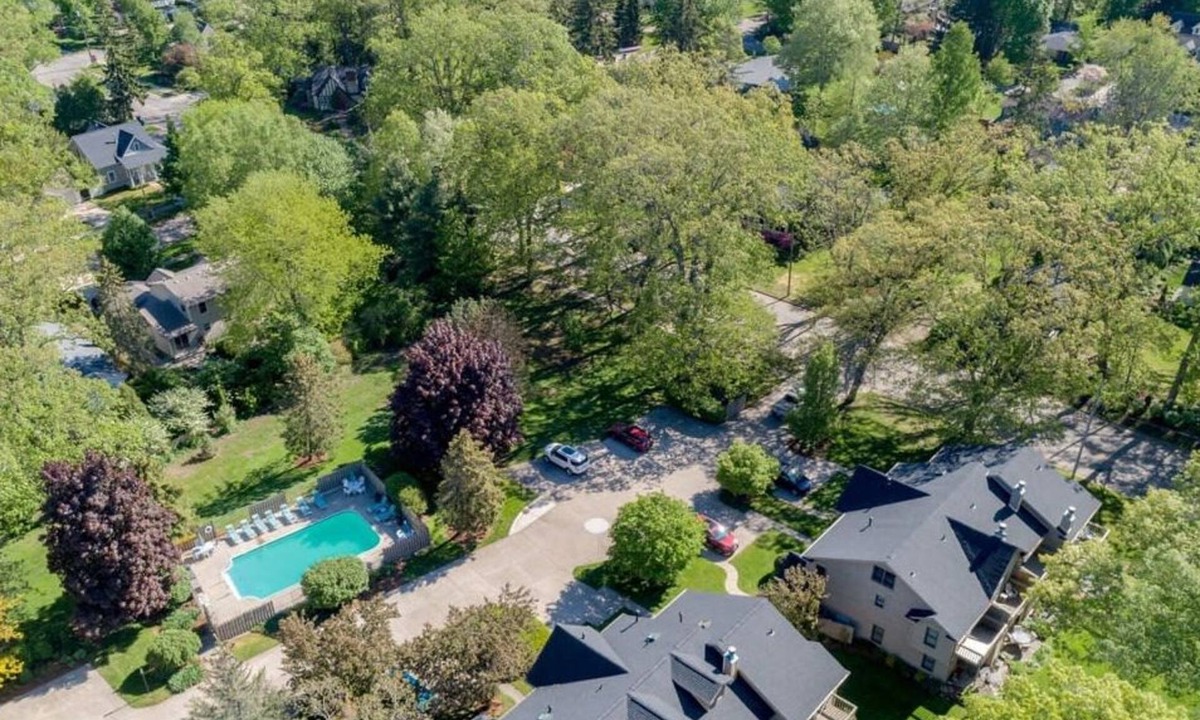 Saugatuck Condo | Charming Bayview - Downtown Condo with pool!