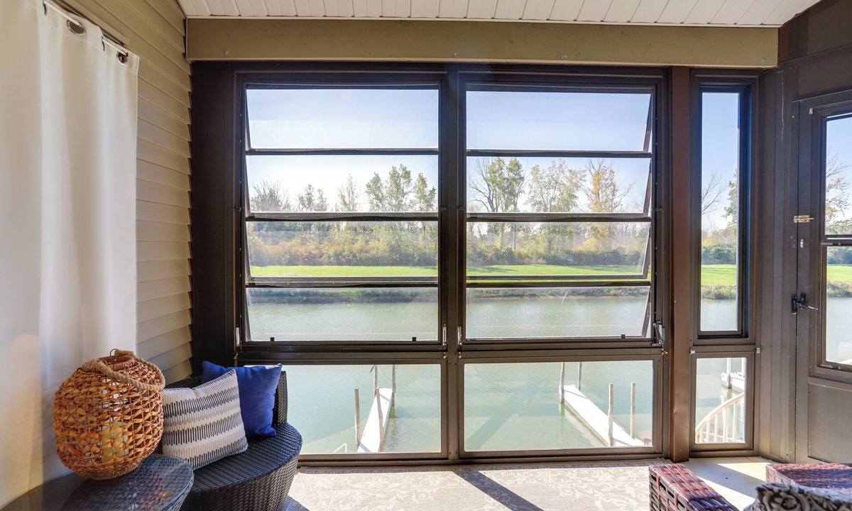Oak Harbor Apartment | Charming Condo on Lake Erie w/Community Pool
