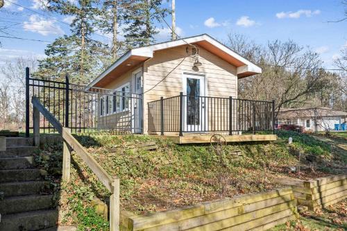 Kalamazoo House | Charming Lakefront Cabin Amazing to Reconnect with Nature in Kalamazoo, Michigan