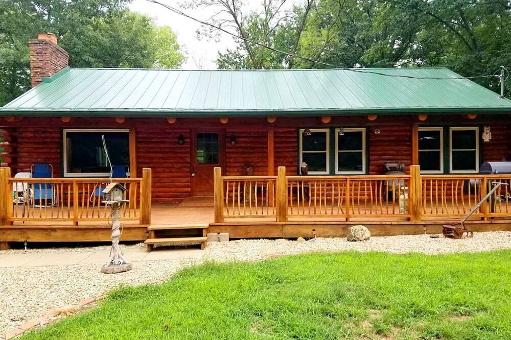 Oakley Cabin | Charming Log Cabin Getaway with Private Hot Tub near Decatur, Illinois