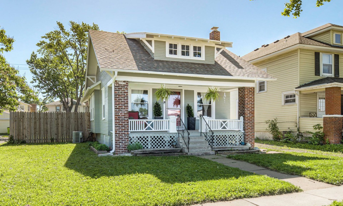 North Kansas City House | Charming NKC Bungalow Walkable to Dining & Shops