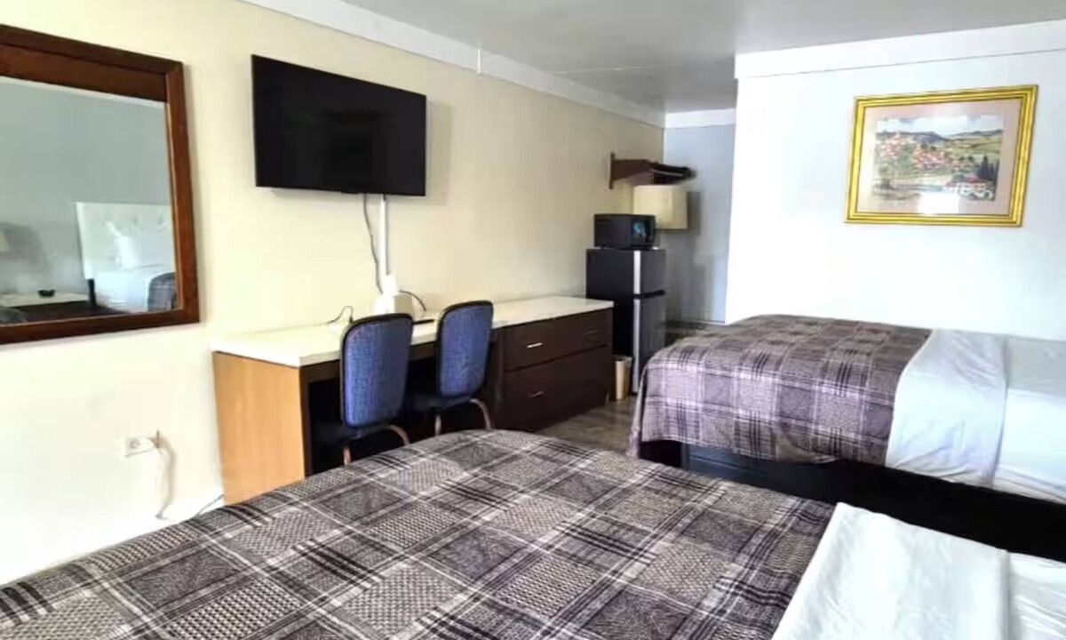 South Holland Hotel | Charming Pet-Friendly Room w/Free Parking - Near South Holland Metro
