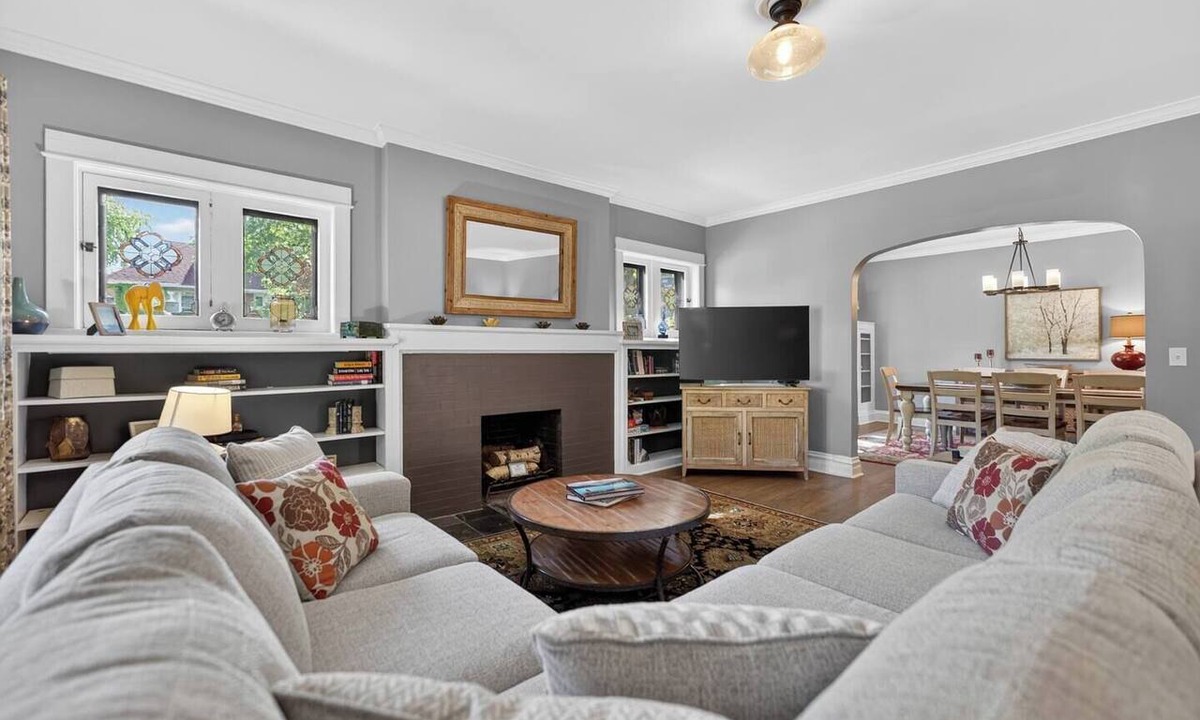 Rogers Park Condo | Chicago's North Side retreat with 3 bedrooms and free parking on premises