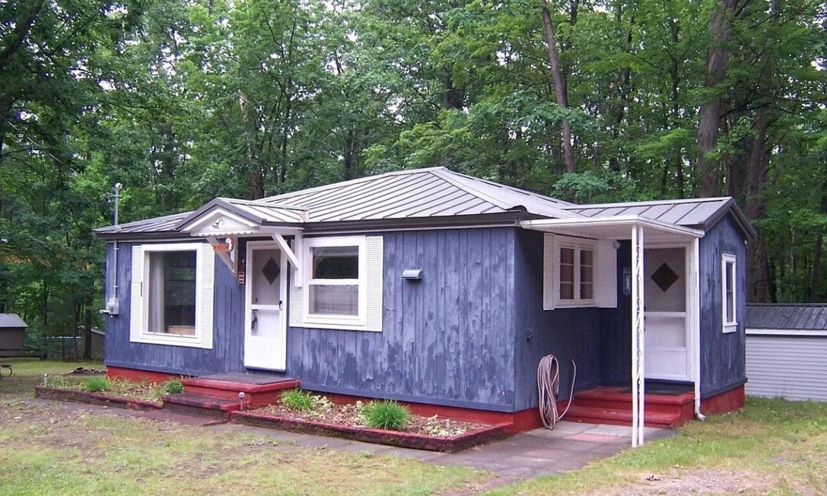 Higgins Lake Cabin | Classic Knotty Pine cabin in delightful Roscommon perfect for relaxing getaway!