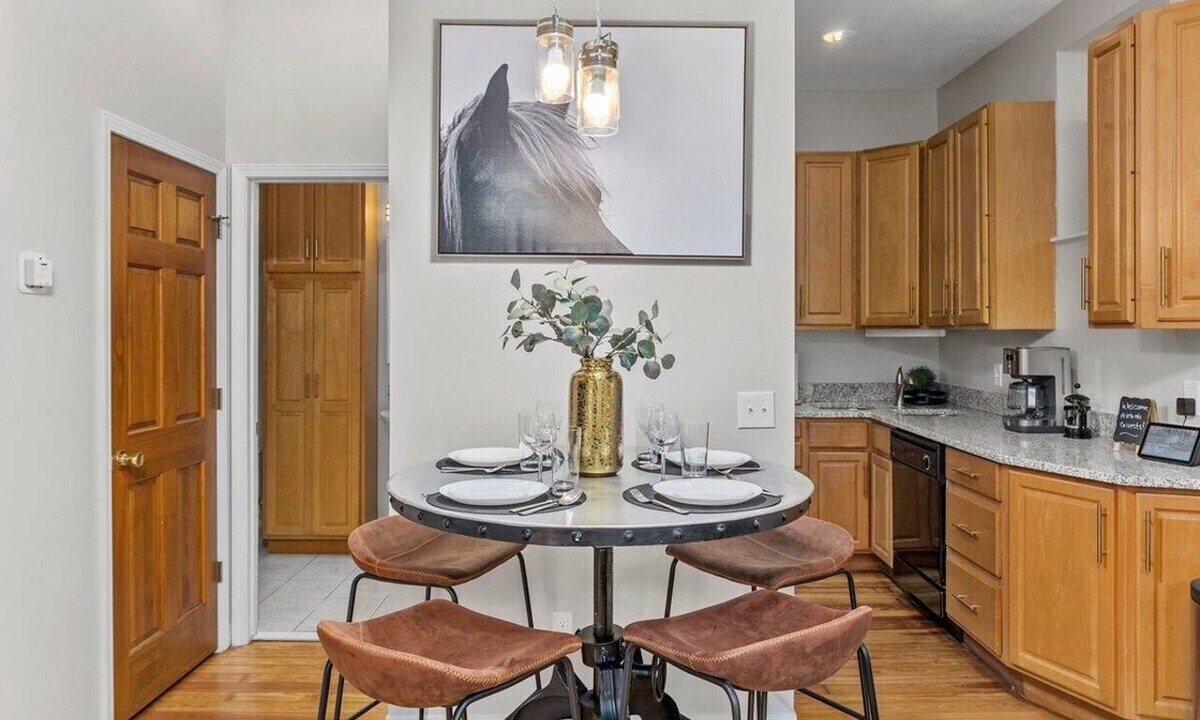 Soulard Apartment | Classic Soulard 2BD King Master & Private Deck