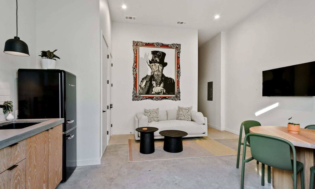 South 7th Ward Bed & Breakfast | Claudia - Unit 2 | Sense of Calm and Relaxation, Walking Distance to the Excitem
