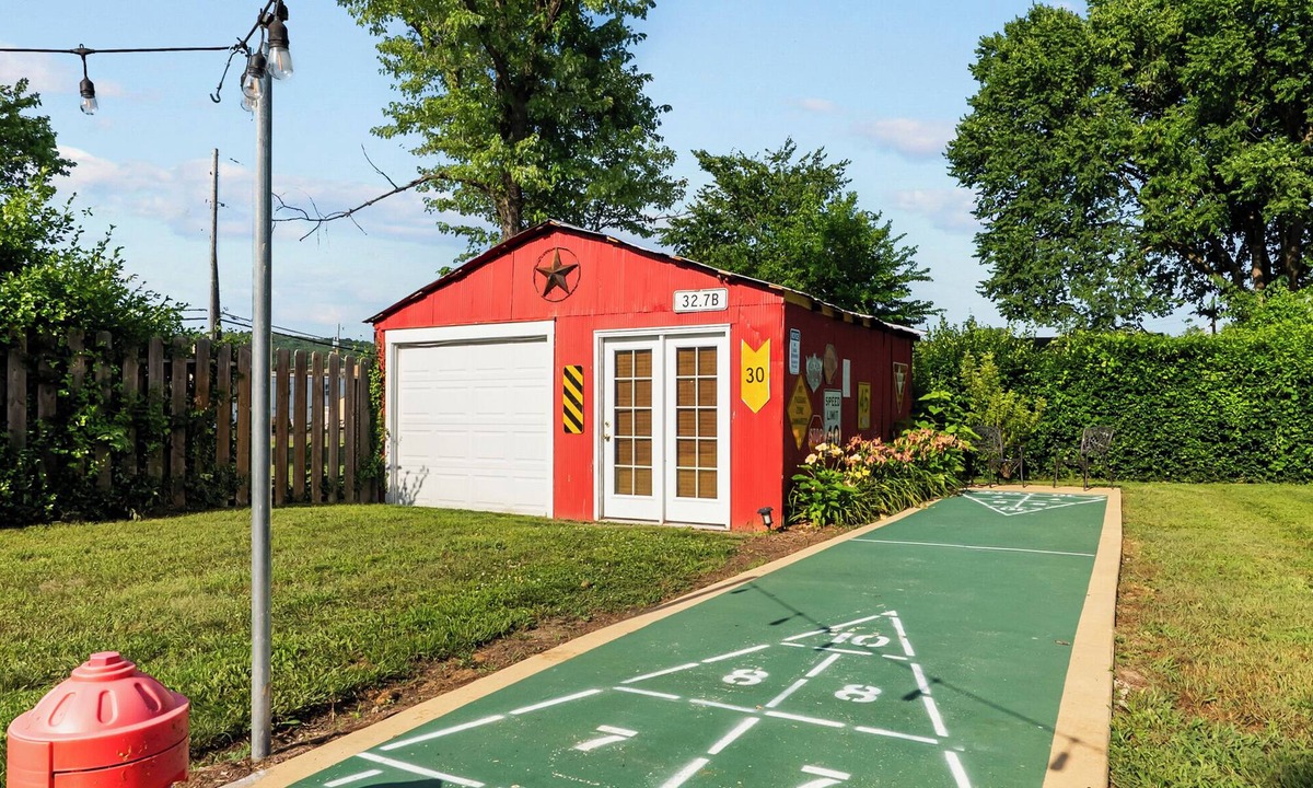 Pacific Cottage | Coca Cola Cottage-Stay & Play Near Purina Farms w/private Pet Friendly back yard