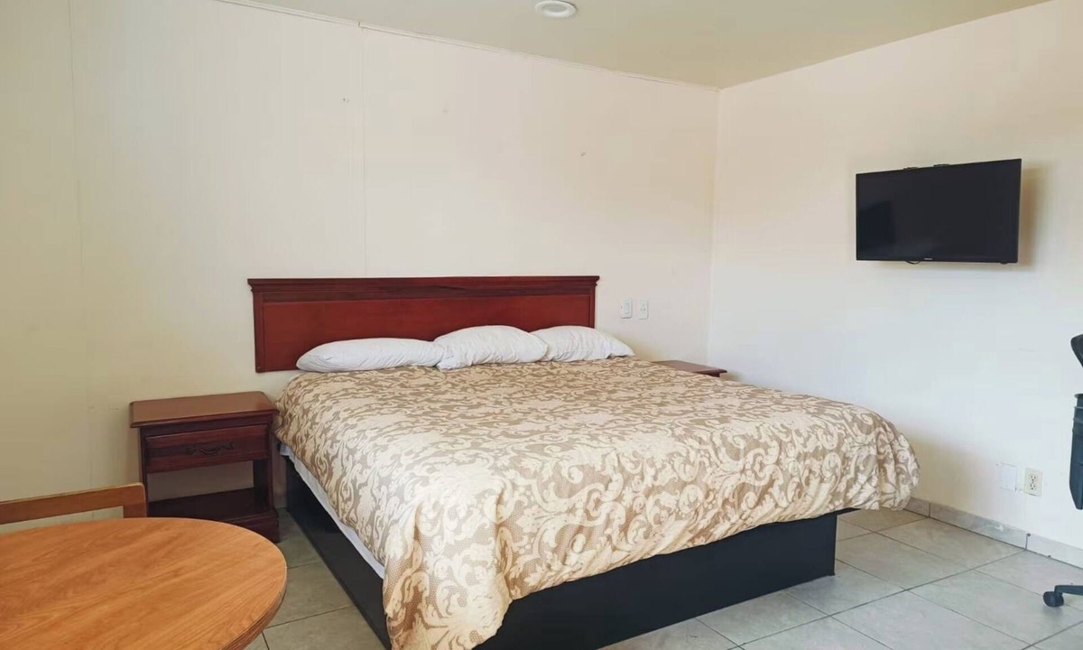 Pharr Hotel | Comfort Meets Convenience: Queen Bedroom w/Free Wi-Fi & Close to La Plaza Mall
