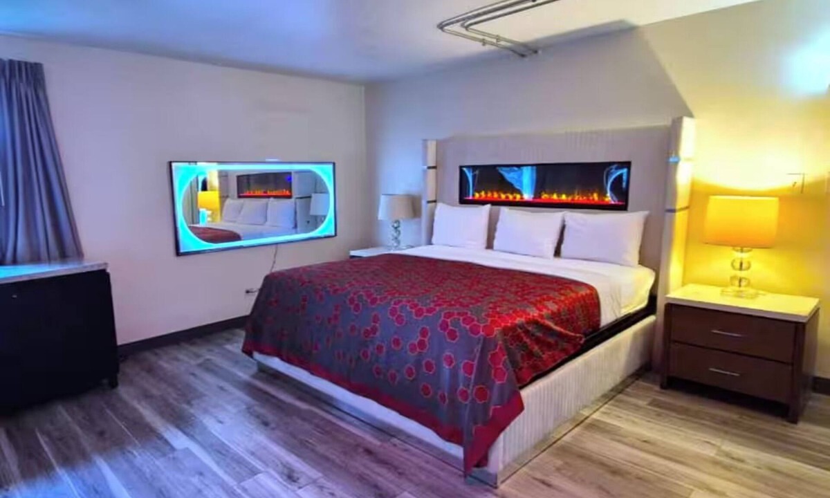 South Holland Hotel | Comfortable Pet-Friendly Room | Ideal for Solo & Couple Trips w/Free Parking