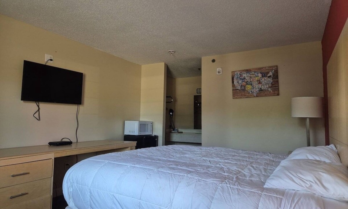 Chickamauga Hotel | Comfortable Room Minutes from Top Attractions – Gem in Chickamauga