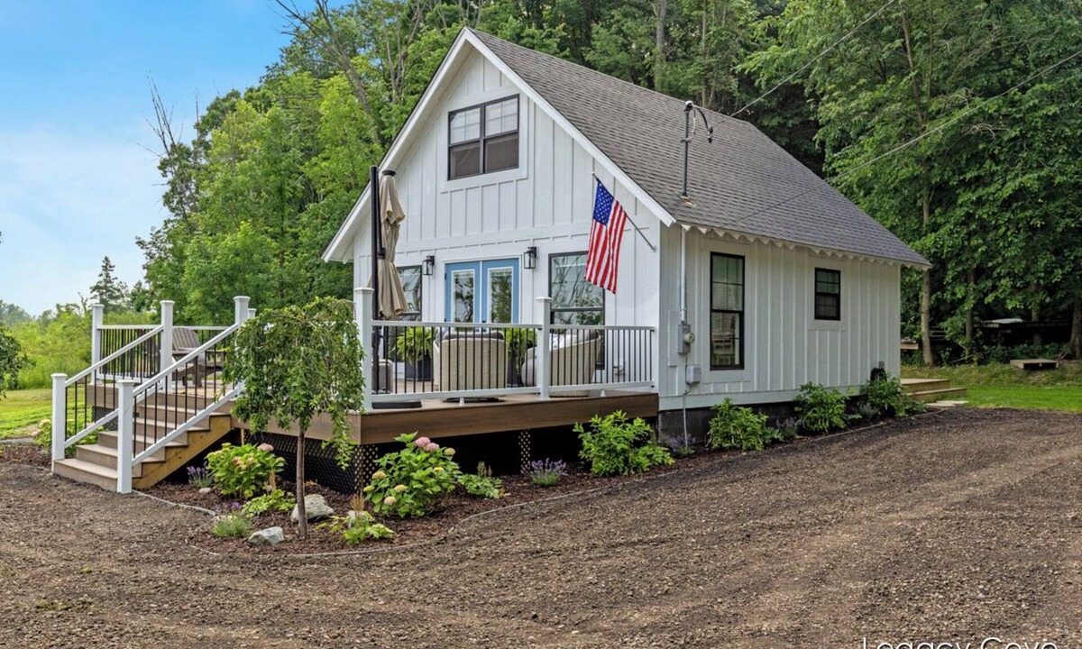 Greenville Cottage | Cottage on the Lake w/pontoon! SUP boards, kayaks, hot tub, fire pit & fishing!