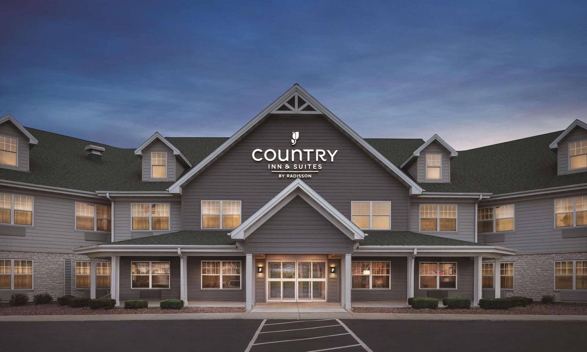 Village of Germantown Hotel | Country Inn & Suites by Radisson, Germantown, WI