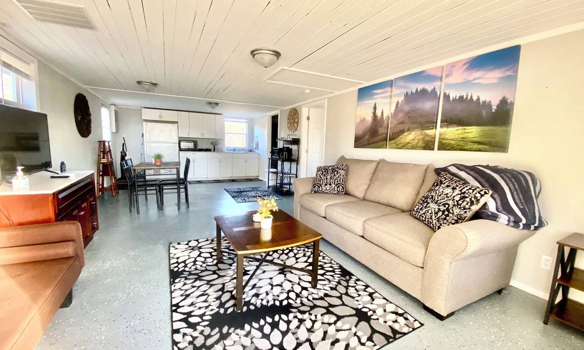 Benton Cottage | Cozy 1-bedroom cottage in welcoming Calvert City with AC and heat