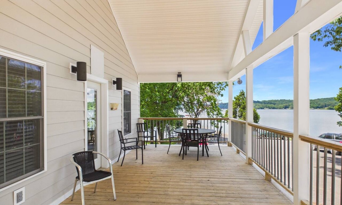 Eddyville Cottage | Cozy 2-bedroom Bayside Cottage located at Eddy Creek Marina Resort