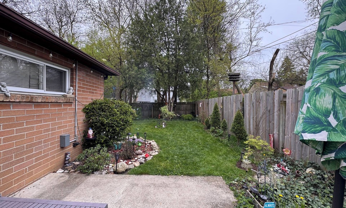 Ottawa House | Cozy 2-bedroom bungalow in upscale Toledo with 65” TV and fitness equipment.