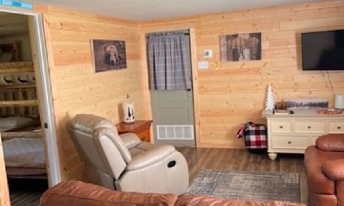 Fibre Cabin | Cozy 2-bedroom cabin near endless trails. Family and pet friendly. Fire pit & AC