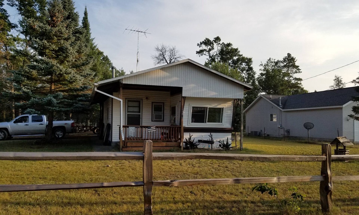 St. Helen House | Cozy cabin, sleeps 6. Fully furnished. Ride right to trails from cabin.