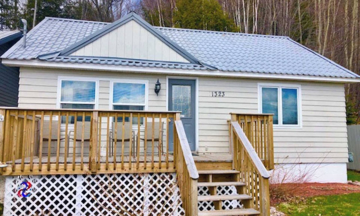 Munising Cottage | Cozy Cottage in Town! Near Pictured Rocks!