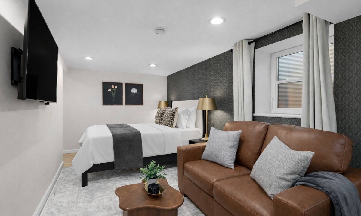 Eastpointe Apartment | Cozy & Elegant Basement Studio