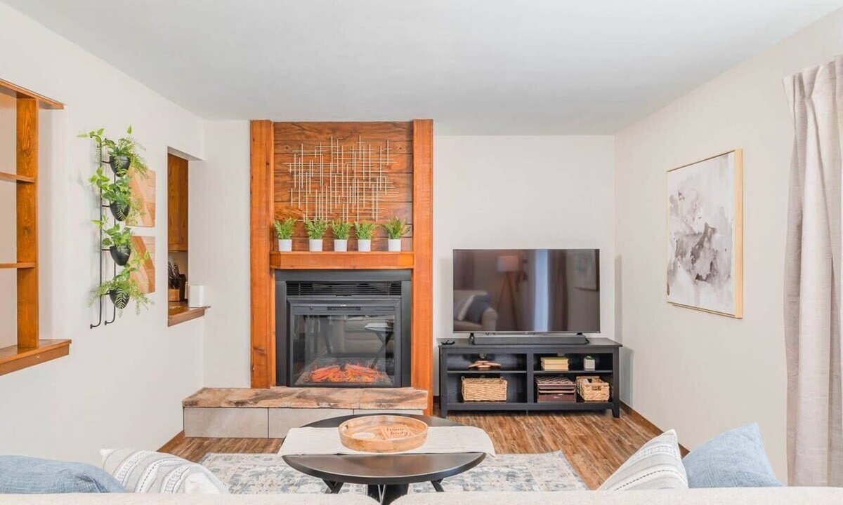 Appleton House | Cozy Family Retreat near Grocery & Highways
