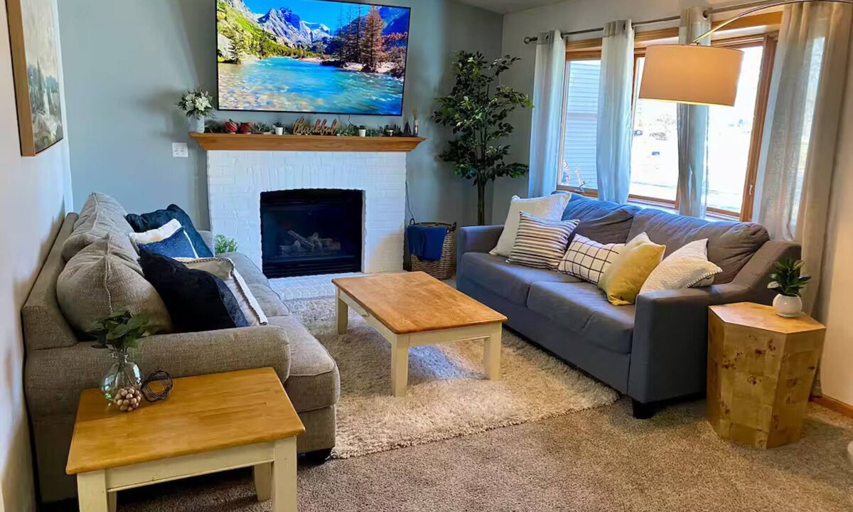 Mankato House | Cozy Getaway! 3-bedroom house in family friendly North Mankato neighborhood