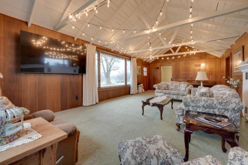 Hillsdale House | Cozy Hillsdale Home ~ 1 Mi to Baw Beese Lake!