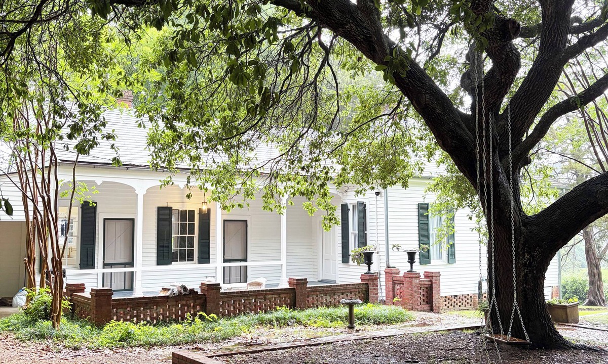 Natchez House | Cozy historic Natchez cottage close to downtown and the river