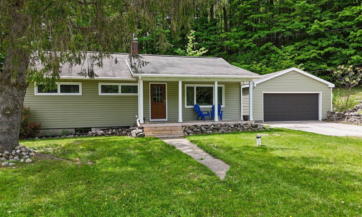 Traverse City House | Cozy Home Near Downtown | Newly Added Amenities! | Labor Day Open!