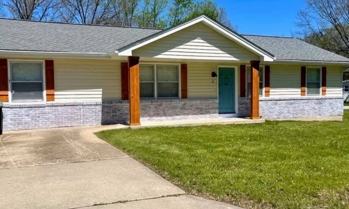 Rolla House | Cozy Modern Farmhouse that Sleeps 8