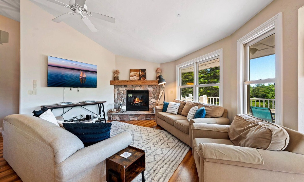 Sister Bay House | Cozy Retreat | HotTub, FirePit, Arcade Fun & Dogs!
