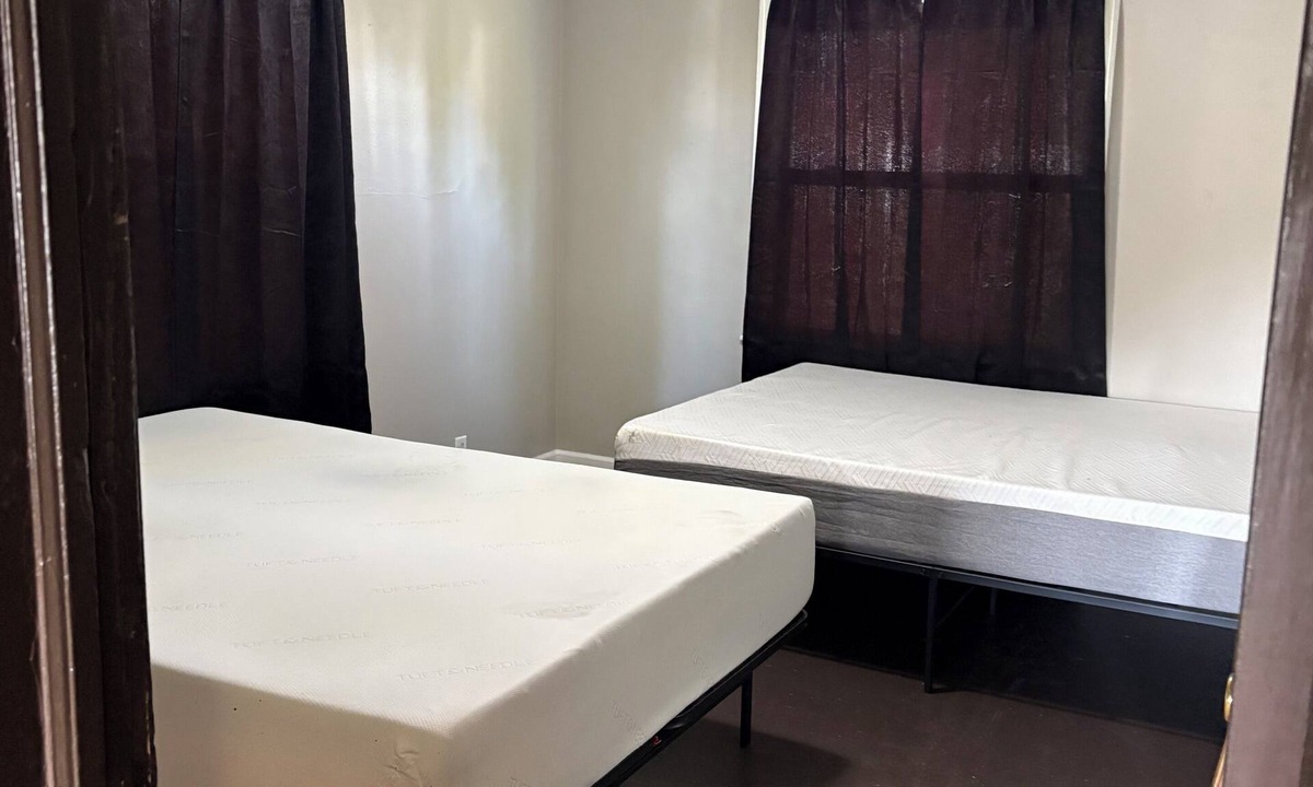 North Milwaukee Apartment | Cozy Rooming Home in Milwaukee with AC, Furnished Rooms, Free Washing & Drying