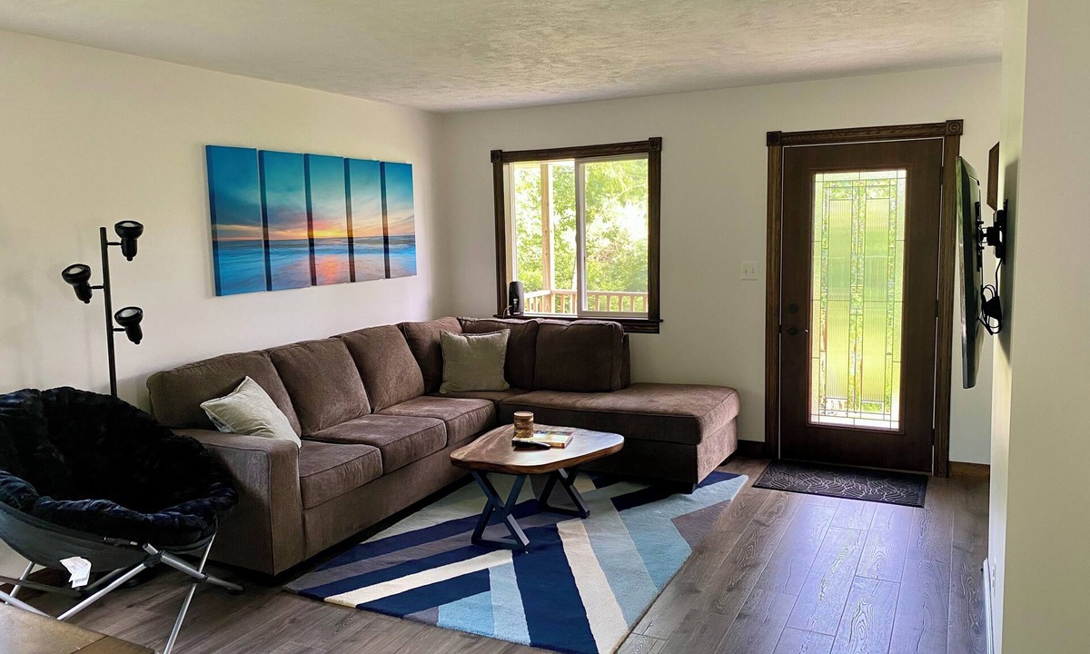 Elberta House | Cozy Sandhill Cottage, 15mi from Crystal Mountain, dog friendly, AC