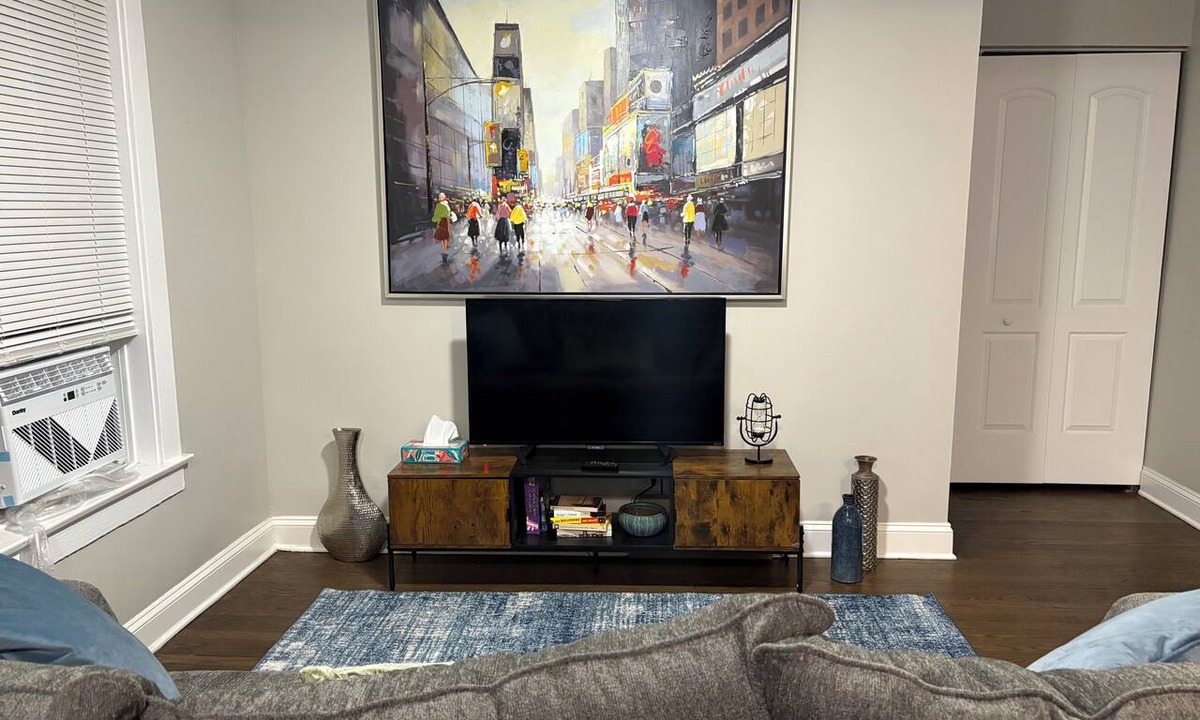 Rogers Park Condo | Cozy Stay in Chicago/2 Bedroom/Up to 4 People/32+ Days Stay
